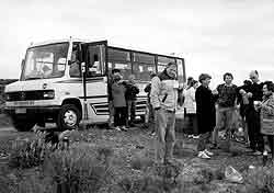 Daar word nogeens koffie gedrink op Swartrug in Boerneef-kontrei. Die man in swart wat die koffiefles hanteer, is die reisgids, dr. John Kannemeyer