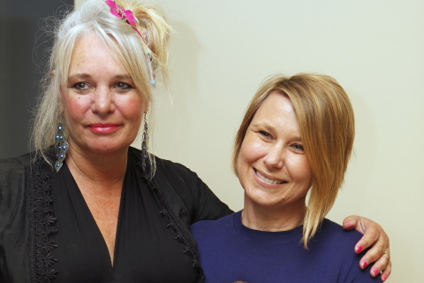 Die Ingrid Jonker Prys aan Karin Schimke oorhandig