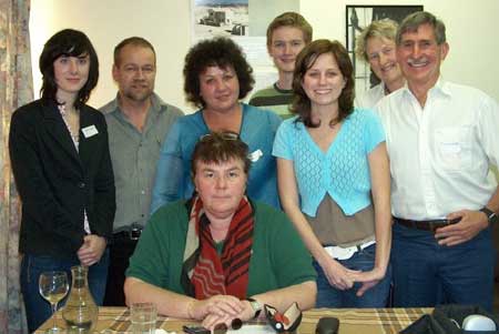 Joan en lede van haar skryfwerkswinkel